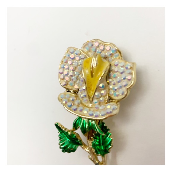 Vintage enamel rose brooch with aurora borealis rhinestone petals - Picture 6 of 11